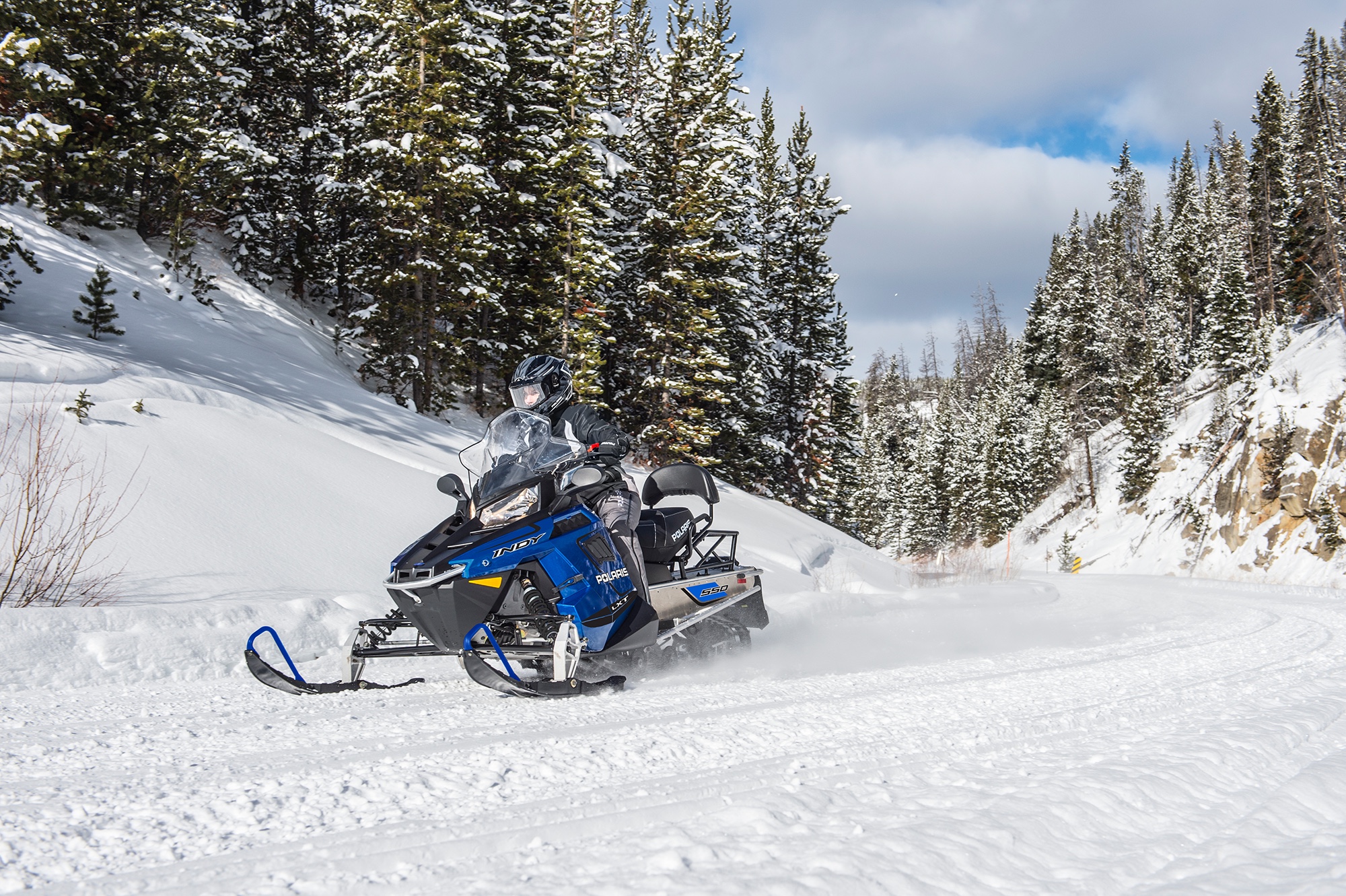 2022-Snow-550INDY-LXT-Blue-Riding_